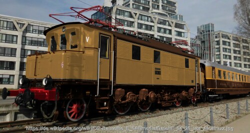 E04-E-04-als-italiienische-Lok-FS-rot-93-20-23-84-84-ocker-80-65-45-braun-72-42-28-50-40u.-35-23-17-57-50-a.jpg
