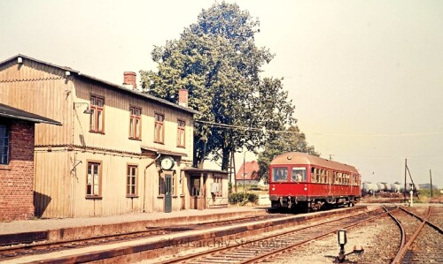 Beedenborstel-Bahnhof-1974-MAK-Triebwagen-1.jpg