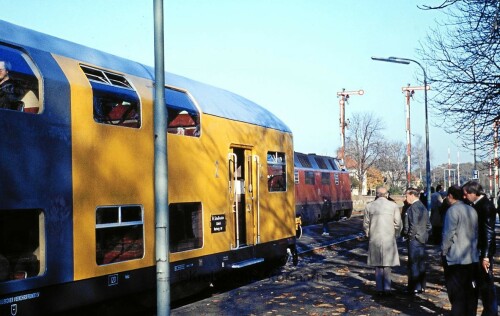 Wittingen-Bahnhof-V200-BR-220-LBE-DoSto-Lubeck-Buchener-Doppelstockwagen-1980-2.jpg