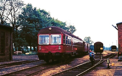 Wittingen-West-Bahnhof-1974-MAK-Triebwagen-mit-Beiwagen-1.jpg