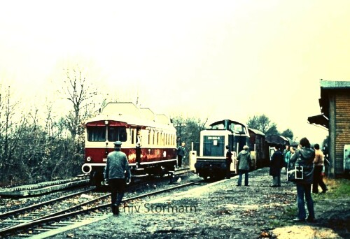 Hollenstedt-1980-Bahnhof-VT-761-Nuernberg-BR-212-V-100-ozeanblau-1.jpg