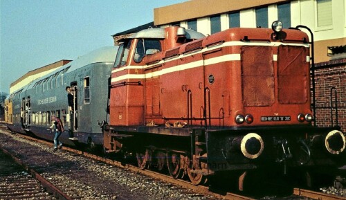 Delmenhorst-Sud-Bahnhof-1982-V-60-Deutz-LOK-7-der-DHE-LBE-Doppelstockwagen.jpg