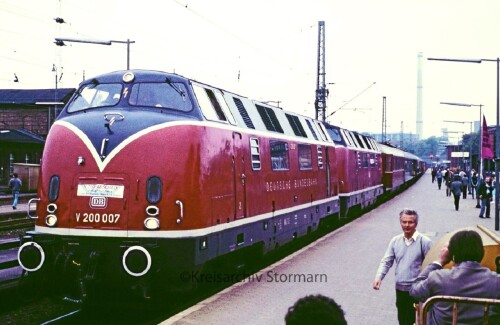 1984-Uelzen-Bahnhof-BR-220-V-200-Doppeltraktion-Sonderzug-historischer-Zug-1.jpg