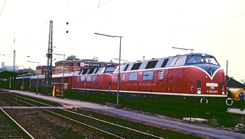 1984-Uelzen-Bahnhof-BR-220-V-200-Doppeltraktion-Sonderzug-historischer-Zug-2.jpg