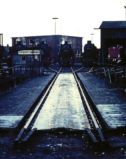 Emden-Bahnhof-1975-BW-Dampflokomotiven-Drehscheibe-Lokschuppen-BR-3.jpg