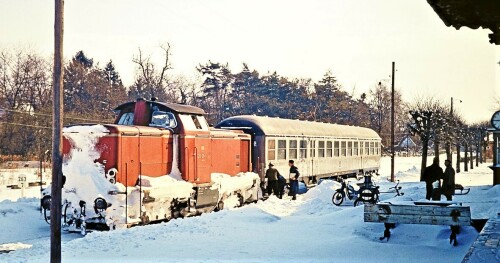 Trittau-Bahnhof-1969-BR-212-Silberling-Nahverkehrszug-Umsetzen-2.jpg
