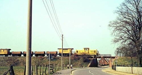 1975_Sprenge_Bahn_Bahnhof_SPENO-Schienenschleifzug-1.jpg