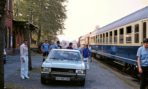 1979-Trittau-Bahnhof-Sonderzug-BR-212-027-UIC-ozeanblau-beige-2.jpg