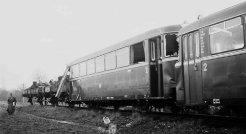 Dwerkathen_Bahnhof_Haltestelle_1958_Eisenbahnunfall_mit_einem_Toten_Schienenbus_VT98-4.jpg