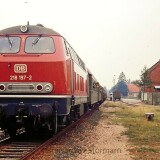 Dwerkathen_Bahnhof_Haltestelle_1974_Herbstmanover_Bundeswehr_BR_218_197-1