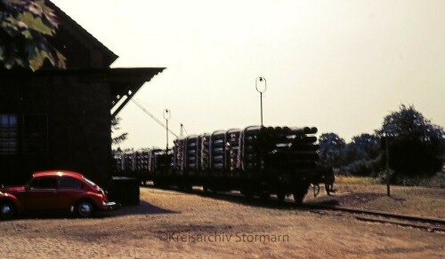 Dwerkathen_Bahnhof_Haltestelle_1976_Verladung_Rohre-1.jpg