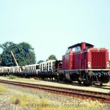 Dwerkathen_Bahnhof_Haltestelle_1976_Verladung_Rohre_BR212