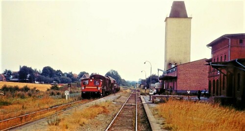 Mollhagen_Bahnhof_Haltestelle_1969_Raiffeisen_Eisenbahn_Gleise_Kof3_Rangieren_DB-1.jpg