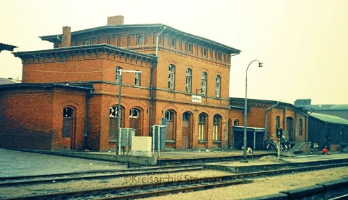 Mollhagen_Bahnhof_Haltestelle_1972_Raiffeisen_Eisenbahn_Gleise_Kof3_Rangieren_DB-0.jpg