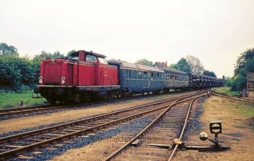 Mollhagen_Bahnhof_Haltestelle_1973_Raiffeisen_Eisenbahn_DB_Herbstmanover_Panzer_Entladung_Schurzenwagen_BR_212-1.jpg