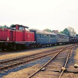 Mollhagen_Bahnhof_Haltestelle_1973_Raiffeisen_Eisenbahn_DB_Herbstmanover_Panzer_Entladung_Schurzenwagen_BR_212-1