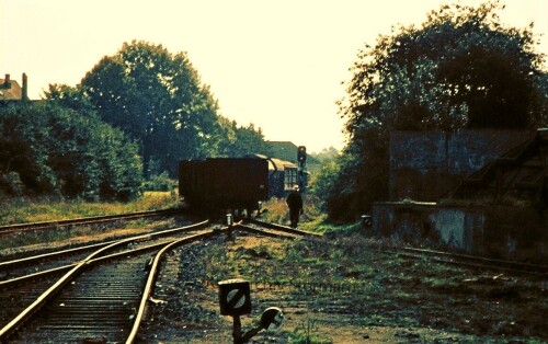 Mollhagen_Bahnhof_Haltestelle_1973_Raiffeisen_Eisenbahn_DB_Ragieren_mit_Kof3-3.jpg