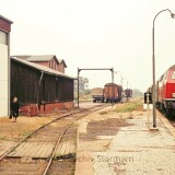 Mollhagen_Bahnhof_Haltestelle_1974_Raiffeisen_Eilzug_BR_218-1