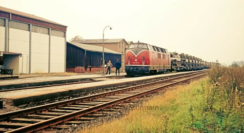 Mollhagen_Bahnhof_Haltestelle_1974_Raiffeisen_Eisenbahn_DB_Herbstmanover_Panzer_Entladung_Schurzenwagen_BR_221_V200-3.jpg