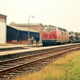 Mollhagen_Bahnhof_Haltestelle_1974_Raiffeisen_Eisenbahn_DB_Herbstmanover_Panzer_Entladung_Schurzenwagen_BR_221_V200-3