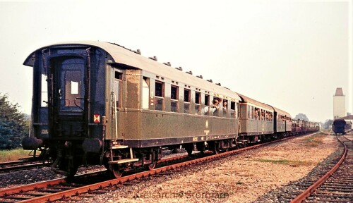 Mollhagen_Bahnhof_Haltestelle_1974_Raiffeisen_Eisenbahn_DB_Herbstmanover_Panzer_Entladung_Schurzenwagen_BR_221_V200-7.jpg