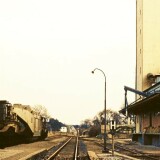 Mollhagen_Bahnhof_Haltestelle_1974_Schwertransport_Transformator_BR_212-1