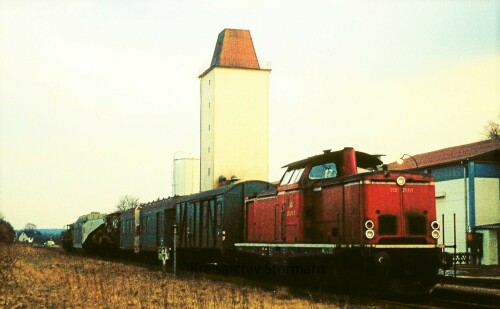 Mollhagen_Bahnhof_Haltestelle_1974_Schwertransport_Transformator_BR_212-2.jpg