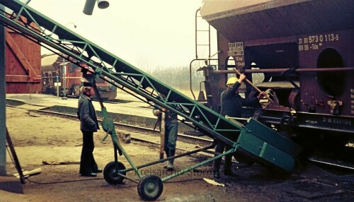 Mollhagen_Bahnhof_Haltestelle_1975_Raiffeisen_Eisenbahn_DB_Herbstmanover_Panzer_Entladung_Schurzenwagen_Kof_III-1.jpg