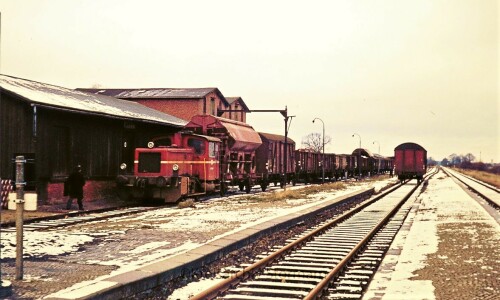 Mollhagen_Bahnhof_Haltestelle_1975_Raiffeisen_Eisenbahn_DB_Herbstmanover_Panzer_Entladung_Schurzenwagen_Kof_III-3.jpg