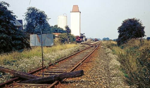 Mollhagen_Bahnhof_Haltestelle_1977_Raiffeisen_Eisenbahn_DB-1.jpg