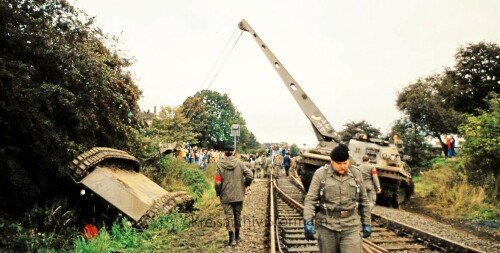 Mollhagen_Bahnhof_Haltestelle_1978__Herbstmanover_Panzer_Bergung.jpg