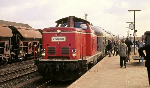 Schwarzenbek_Bahnhof_1980_Sonderfahrt_nach_Trittau_LBE_DosTo_BR_212-2.jpg
