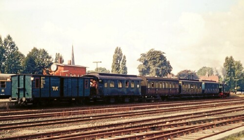 Schwarzenbek_Bahnhof_nach_Trittau_1974_historischer_Zug-3.jpg