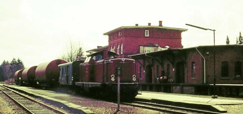 Trittau-Bahnhof-1975-BR-212-Schwertransport-2.jpg