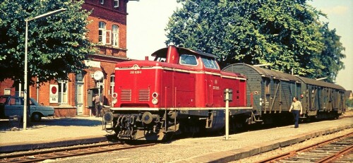 Trittau-Bahnhof-1975-Geratehilfszug-Entgleisung-BR-220-Abschleppen-DB-Deutsche-Bundesbahn-nach-Prellbockuberfahrung-Entgleisung-2.jpg