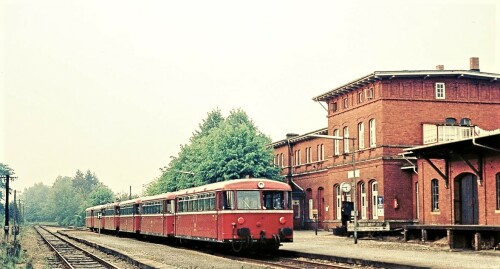 Trittau-Bahnhof-1976-Schienenbus-VT-98-BR-698-BR-798-1.jpg