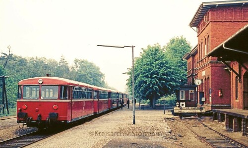 Trittau-Bahnhof-1976-Schienenbus-VT-98-BR-698-BR-798-8.jpg