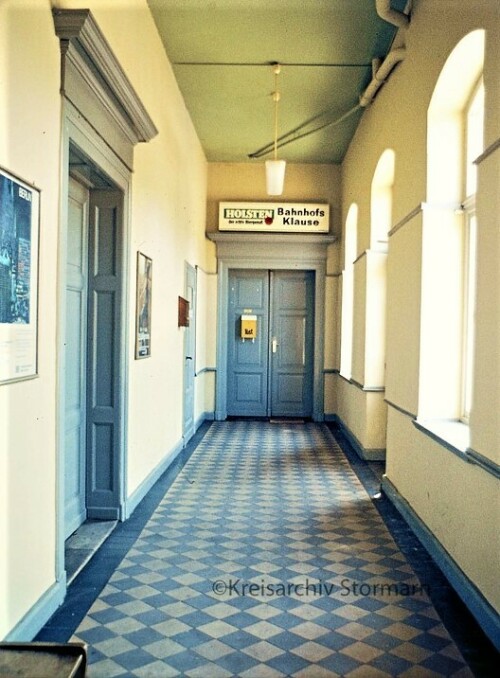 Trittau-Bahnhof-Innenansichten-1976-Fahrkartenschalter-Flur-1.jpg