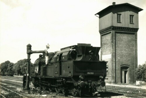 schwarzenbek_Bahnhof_1959_br78_Wasserturm_a-1.jpg
