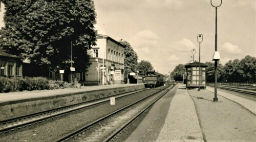 schwarzenbek_Bahnhof_1960_BR78_Nahverkehr_Bahnhofsgebaude_alt.jpg