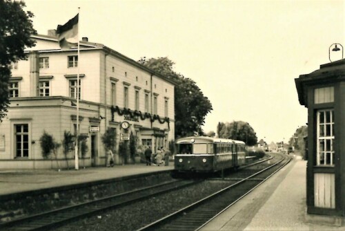 schwarzenbek_Bahnhof_1960_VT98_Nahverkehr_Bahnhofsgebaude_alt.jpg