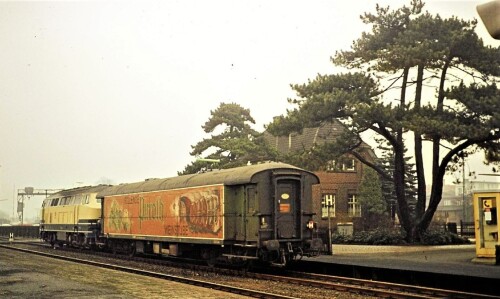 Pirroth_Weinstube_rollende_Hechtwagen_bahnhof_bad_oldesloe_BR_218_ozeanblau_beige_1979.jpg