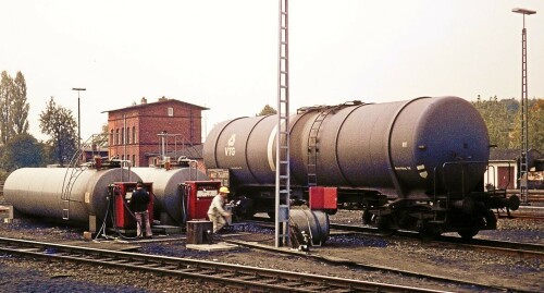 1973_Diesel_Lok_Tankstelle_bahnhof_bad_oldesloe.jpg