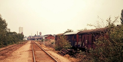 1973_bahnhof_bad_oldesloe_Zufahrt_blumenau-4_gedeckter_Guterwagen.jpg