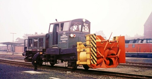 Schneeschleuder_832_Typ_HB600_Beilhack_grau_Schneephrase_Schneefrase_Schneepflug_Deutsche-Bundesbahn_DB_Ubung_Bad_Oldesloe_Bahnhof_1974--3.jpg
