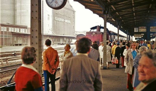 V100_BR212_Bad_Oldesloe_Bahnhof_1973_Nahverkehr_Bahnsteig.jpg