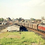 V160_BR215_Guterzug_aus_Bad_Segeberg_in_Bad_Oldesloe_Bahnhof_1973