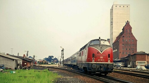 V200_BR221_120_Bad_Oldesloe_Bahnhof_1973.jpg