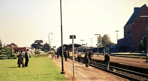 bahnhof_bad_oldesloe_1973_Gelisbauarbeitung-am-Bahnsteig.jpg