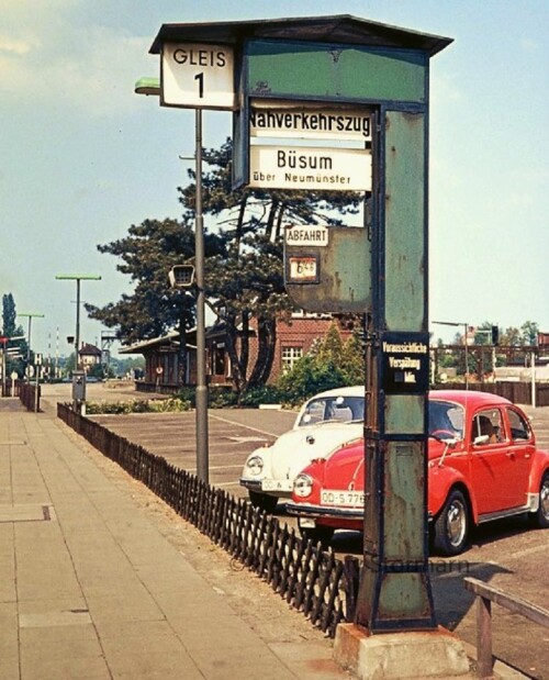 bahnhof_bad_oldesloe_1973_Zugzielanzeiger_Schaltkasten_Alte_Bahnsteigbeschilderung-3.jpg